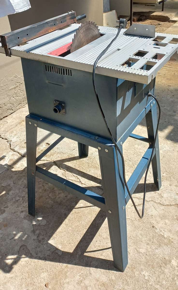 Table saw RYOBI with legs