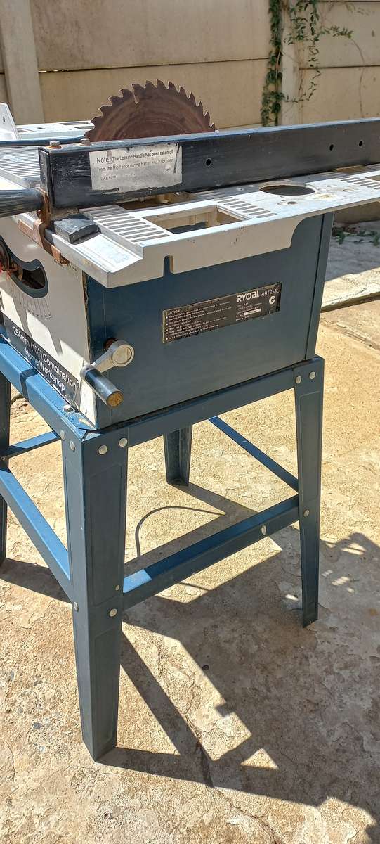 Table saw RYOBI with legs