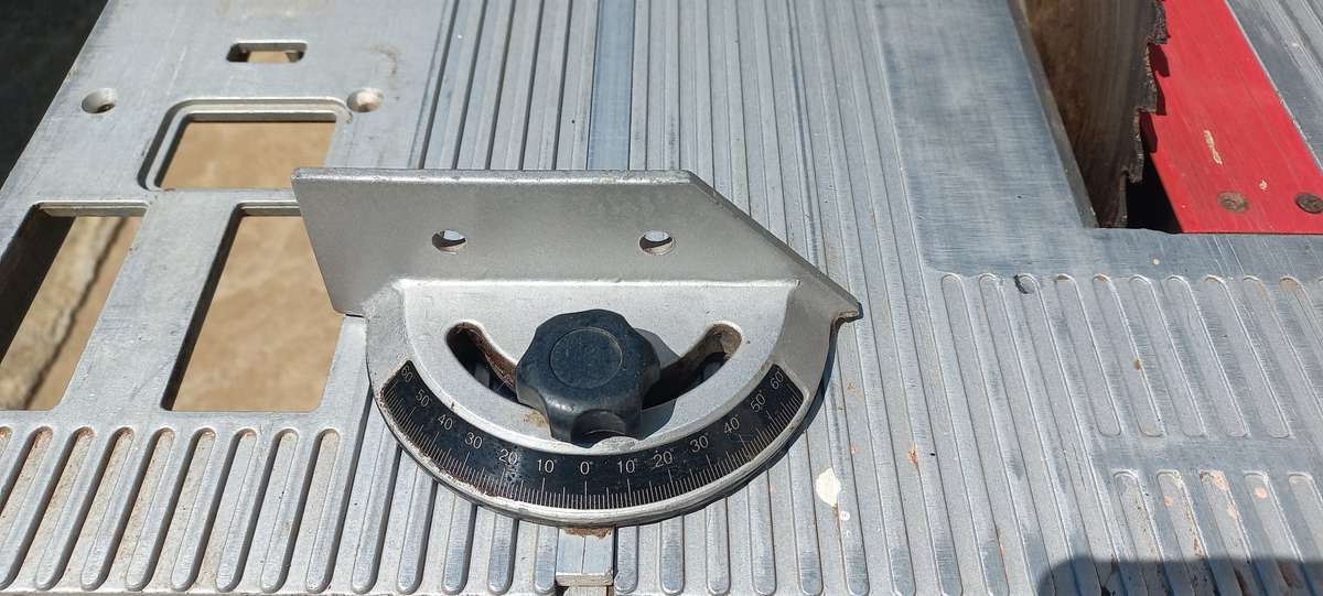 Table saw RYOBI with legs