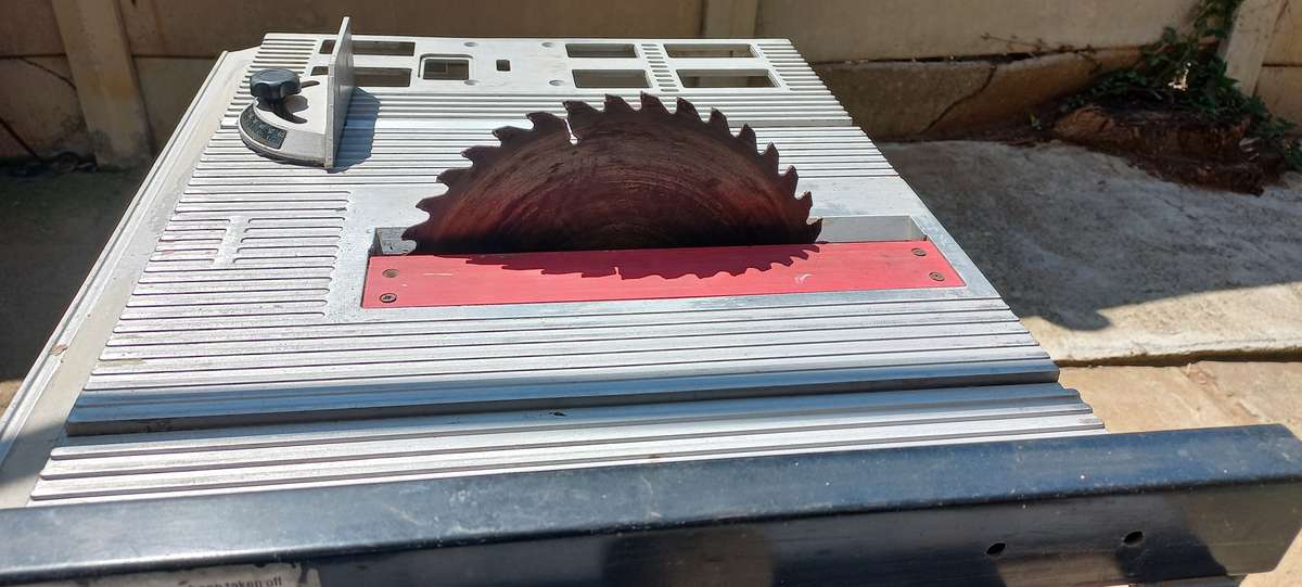 Table saw RYOBI with legs