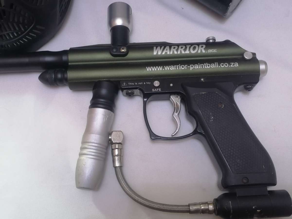 WARRIOR .68 CAL PAINTBALL GUN WITH SAFETY MASK - VERY GOOD CONDITION - SEE BELOW FOR INFO.