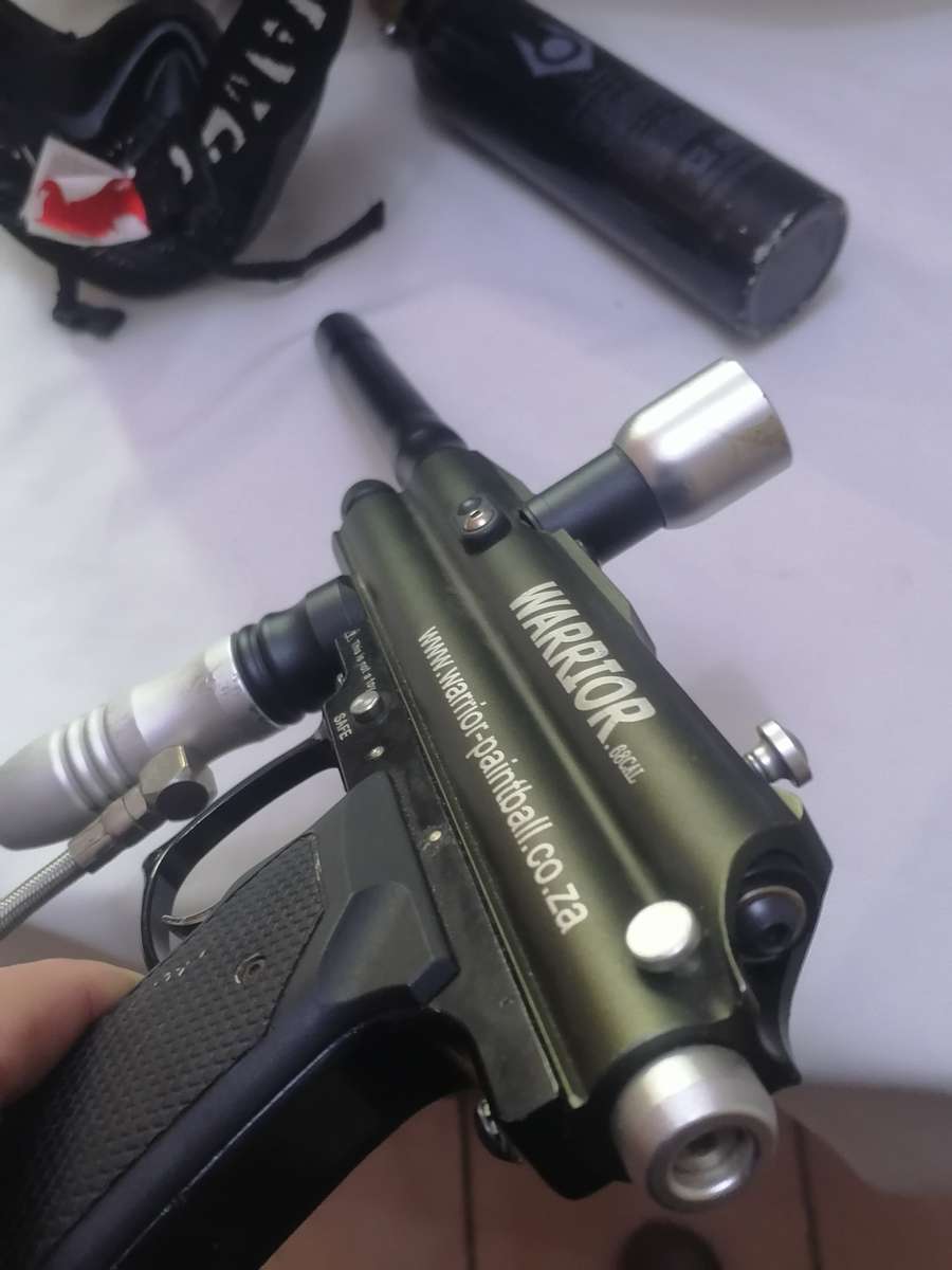 WARRIOR .68 CAL PAINTBALL GUN WITH SAFETY MASK - VERY GOOD CONDITION - SEE BELOW FOR INFO.