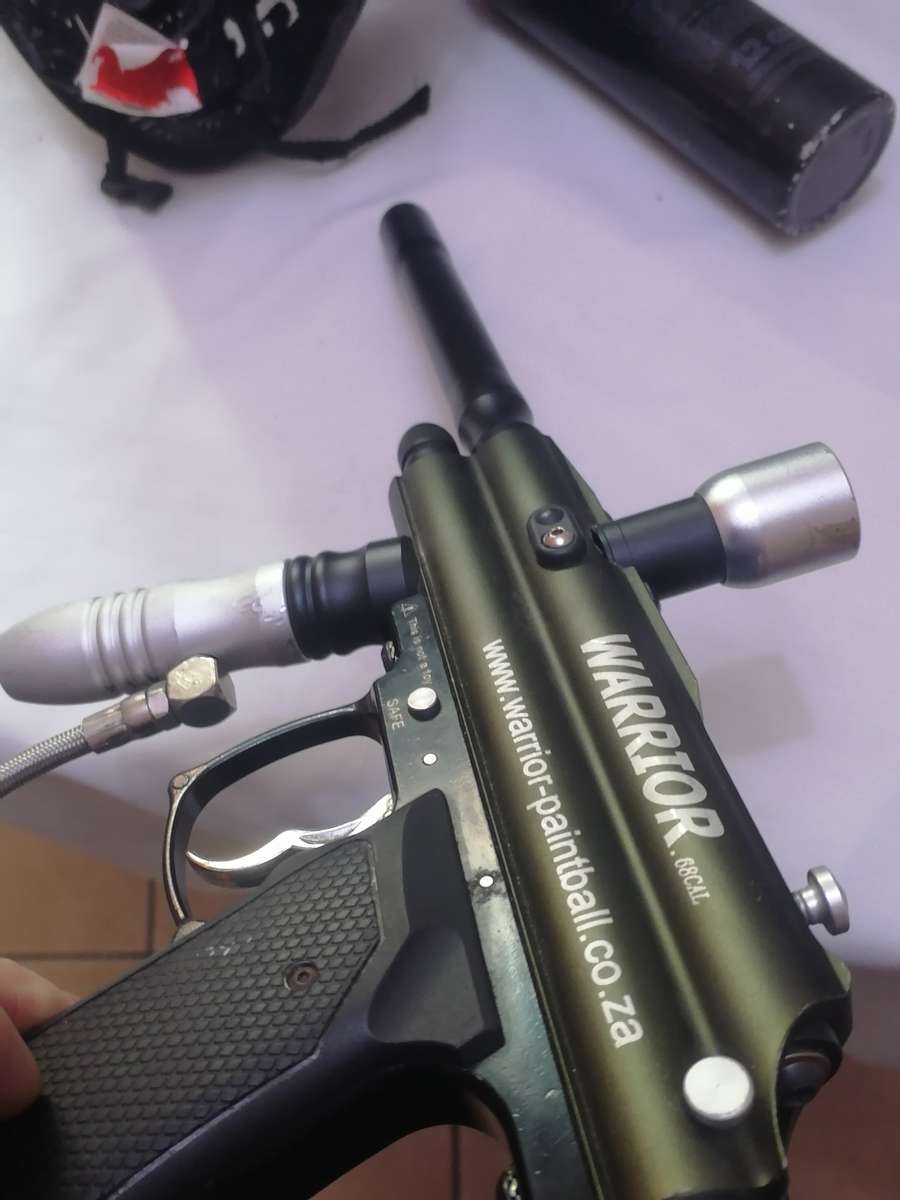 WARRIOR .68 CAL PAINTBALL GUN WITH SAFETY MASK - VERY GOOD CONDITION - SEE BELOW FOR INFO.
