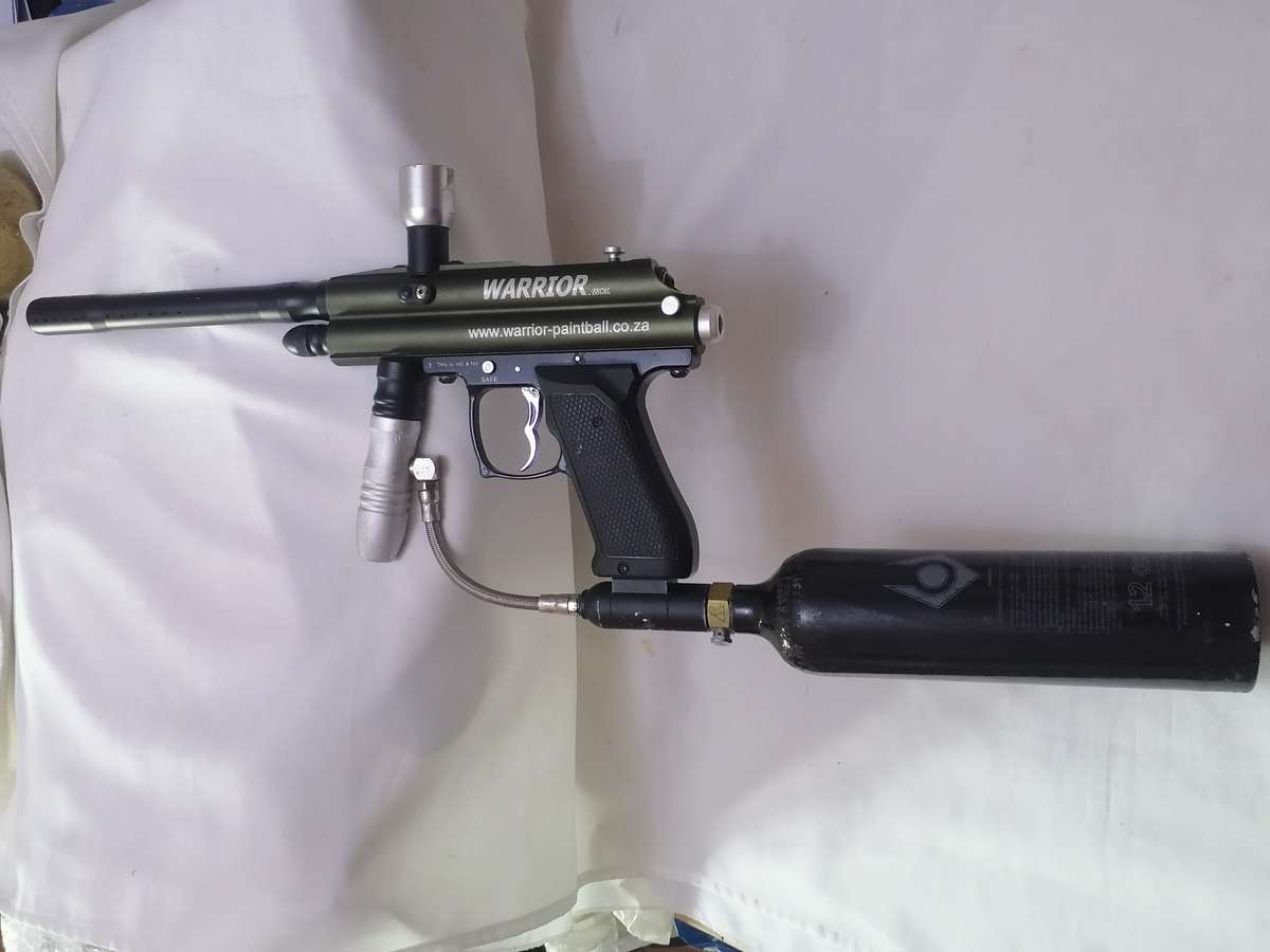 WARRIOR .68 CAL PAINTBALL GUN WITH SAFETY MASK - VERY GOOD CONDITION - SEE BELOW FOR INFO.