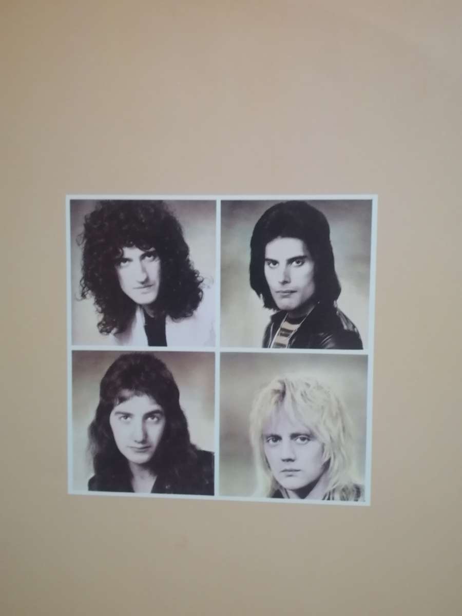 Queen, A day at the races, vinyl very good.