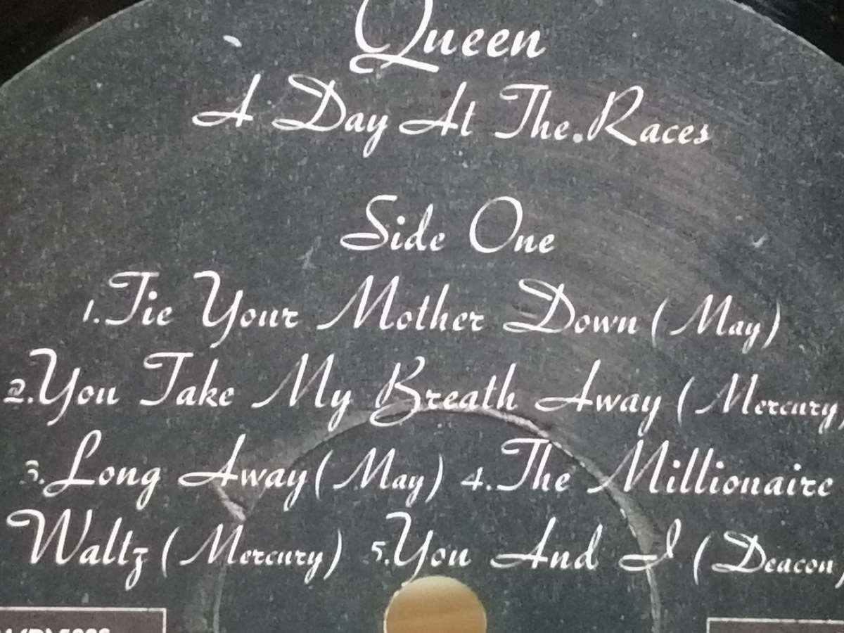 Queen, A day at the races, vinyl very good.