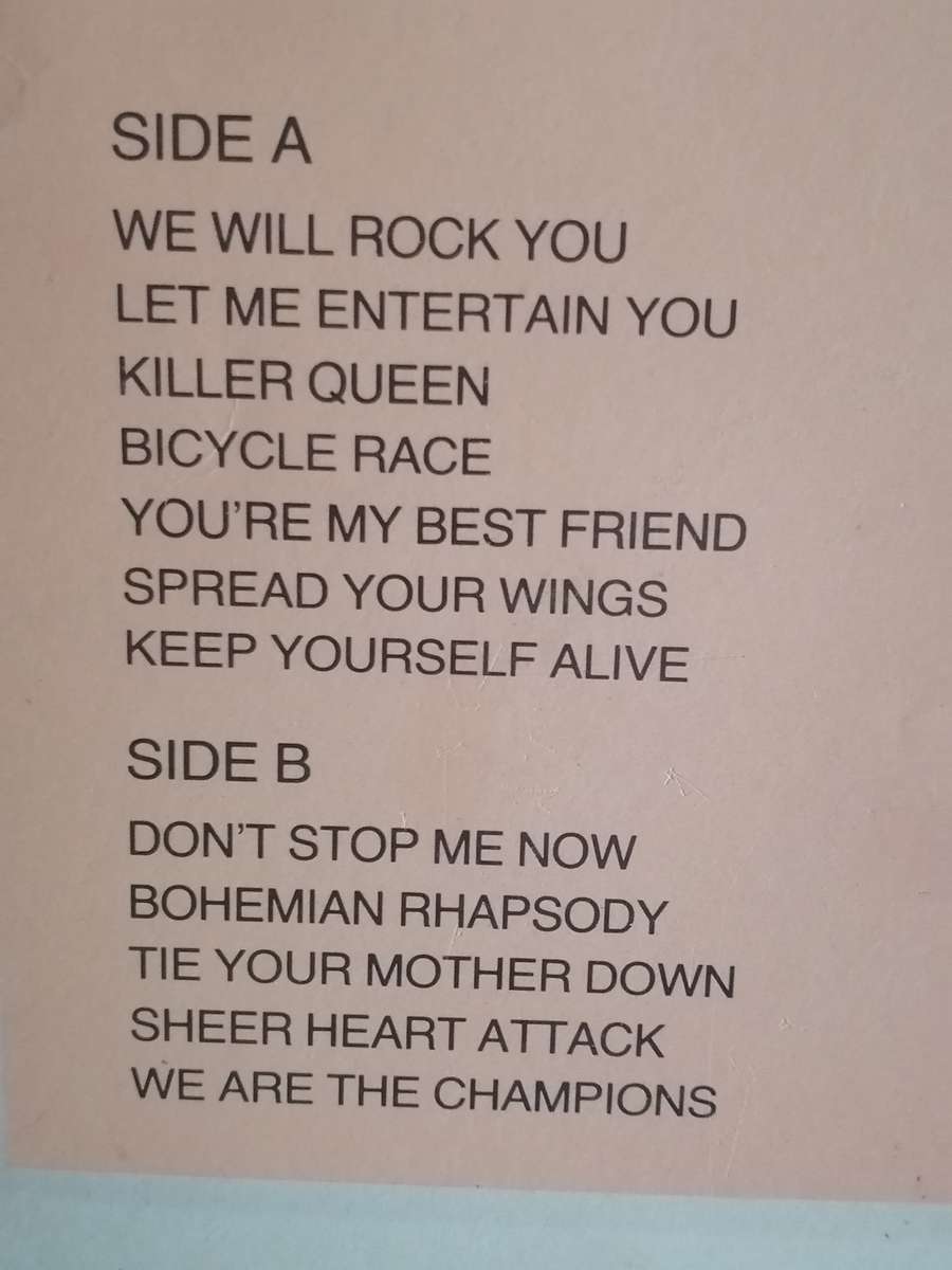 Queen Live, vinyl very good.