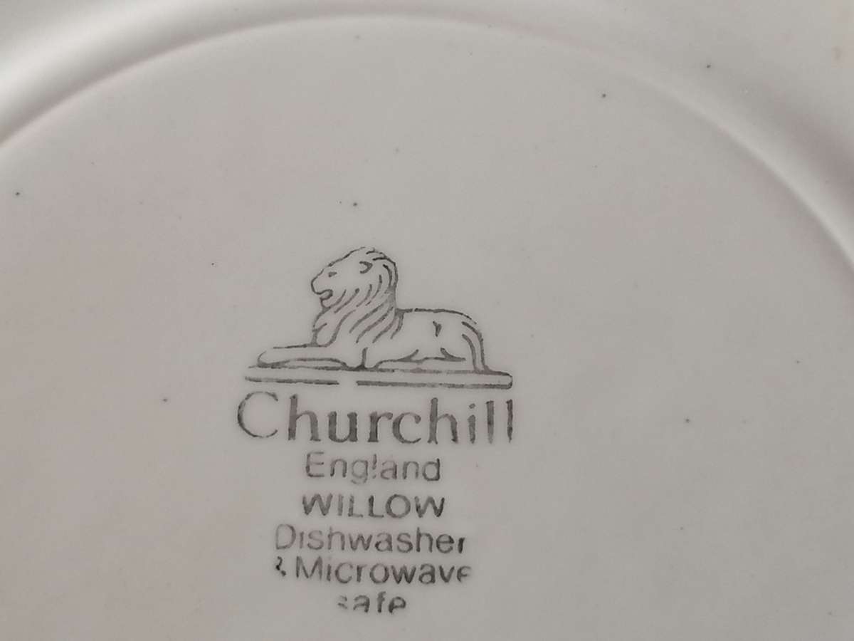 Churchill Blue Willow 32x piece Dinnerware set, excellent condition.