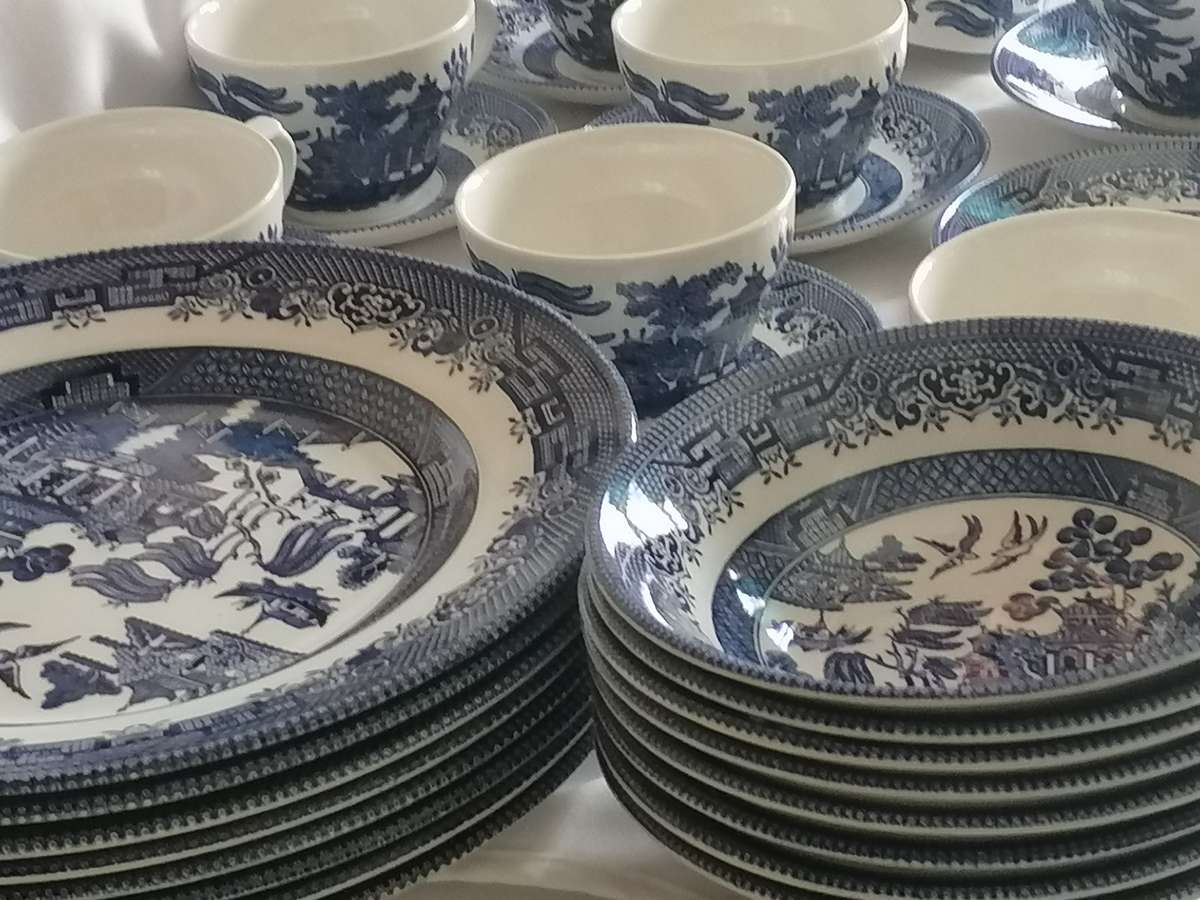 Churchill Blue Willow 32x piece Dinnerware set, excellent condition.