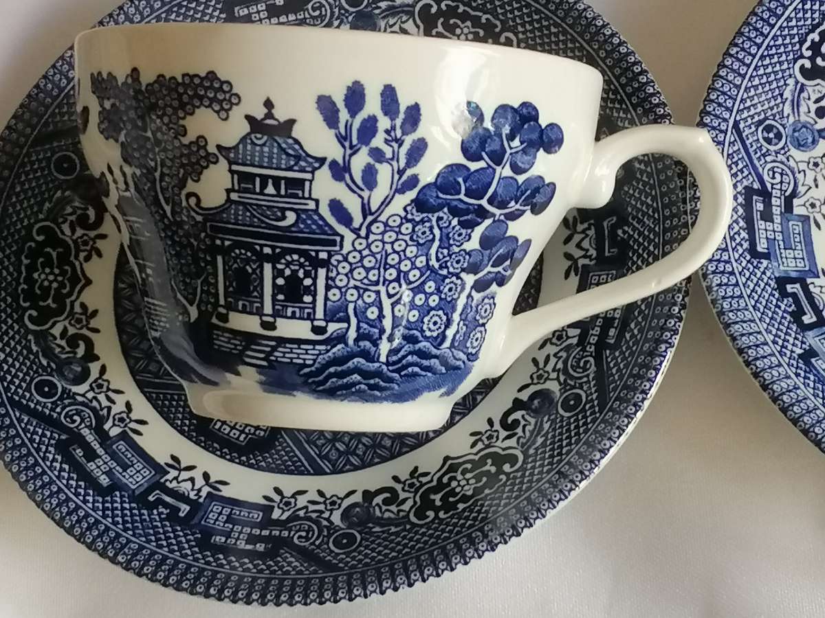 Churchill Blue Willow 32x piece Dinnerware set, excellent condition.