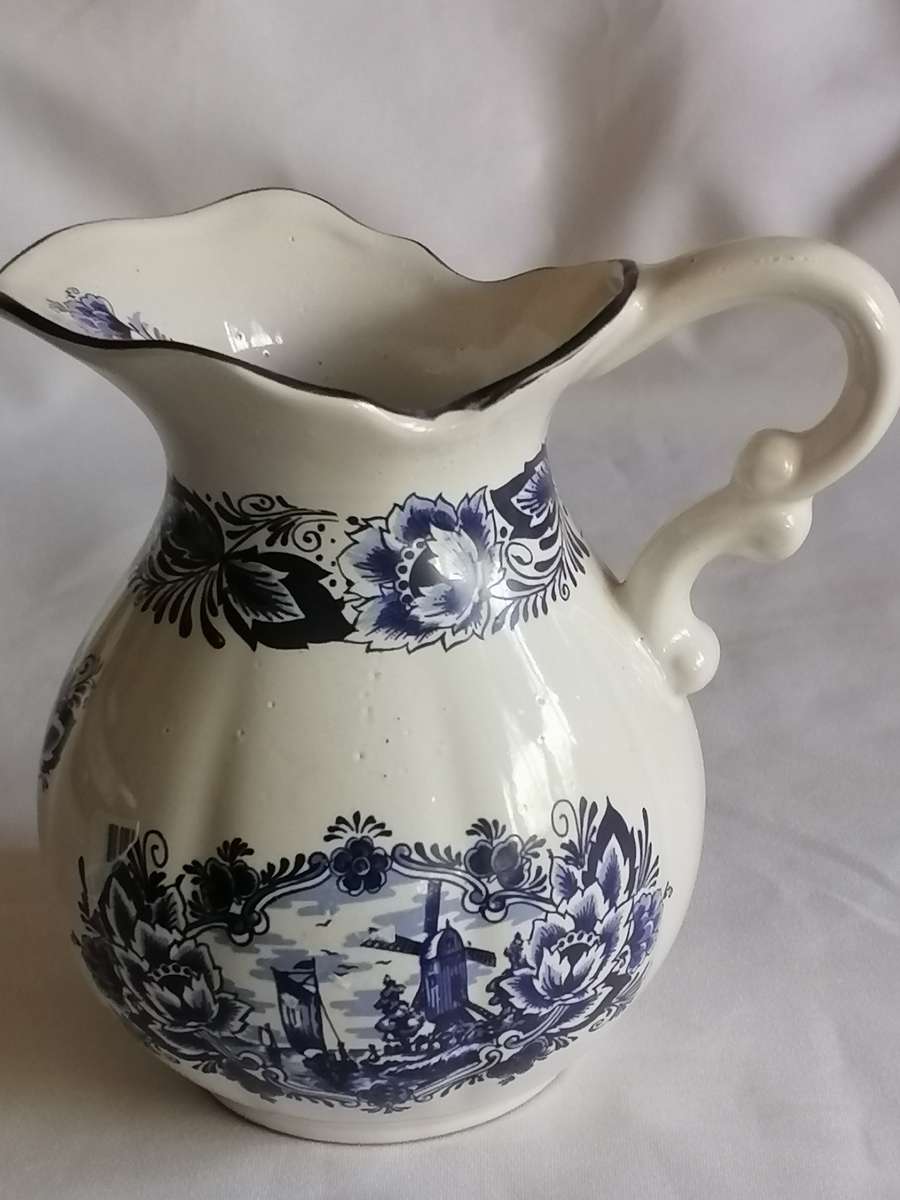 The Kruik Delfware (handmade) porcelain milk jar, in very good condition.