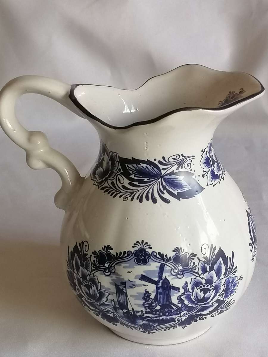 The Kruik Delfware (handmade) porcelain milk jar, in very good condition.