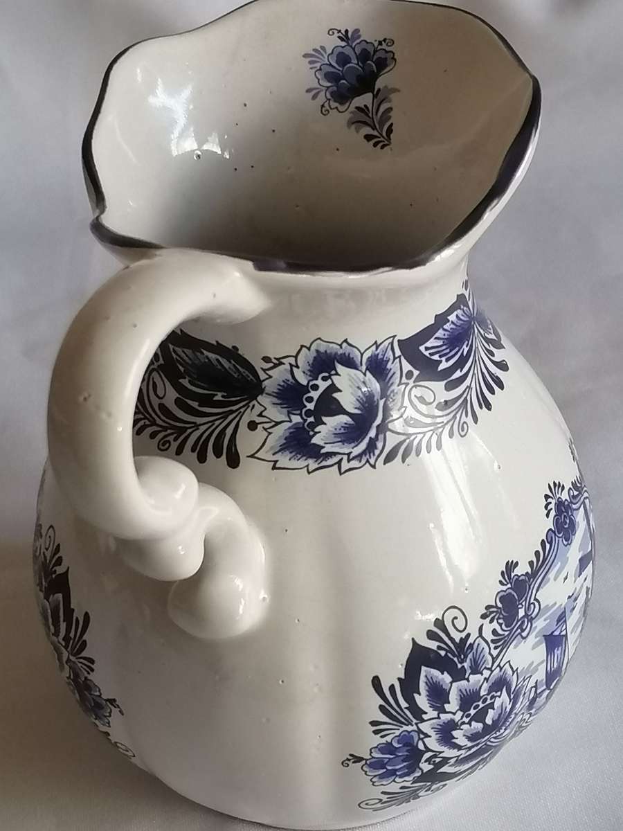 The Kruik Delfware (handmade) porcelain milk jar, in very good condition.
