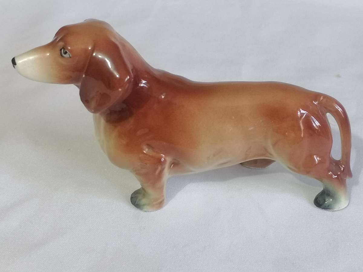 Stunning Dashshund porcelain dog in very good condition.