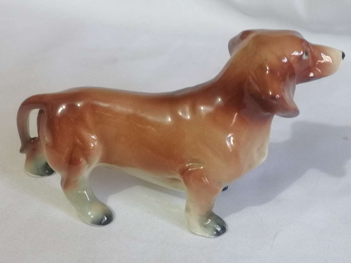 Stunning Dashshund porcelain dog in very good condition.