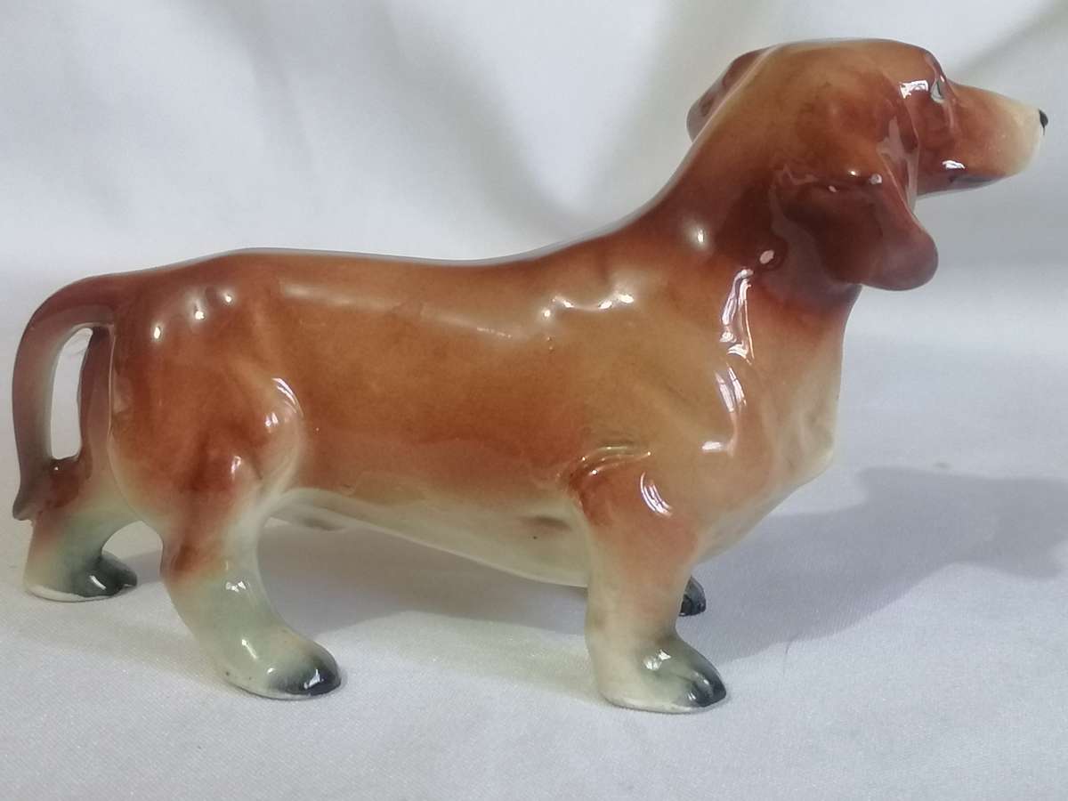 Stunning Dashshund porcelain dog in very good condition.