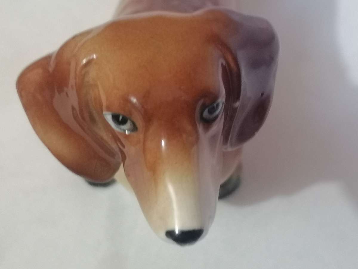 Stunning Dashshund porcelain dog in very good condition.