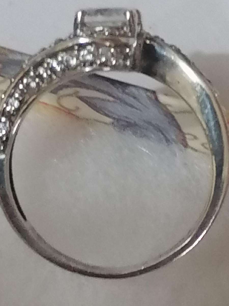 Stunning fine Sterling silver 925. ring with loose band, CZ stones - Size M.