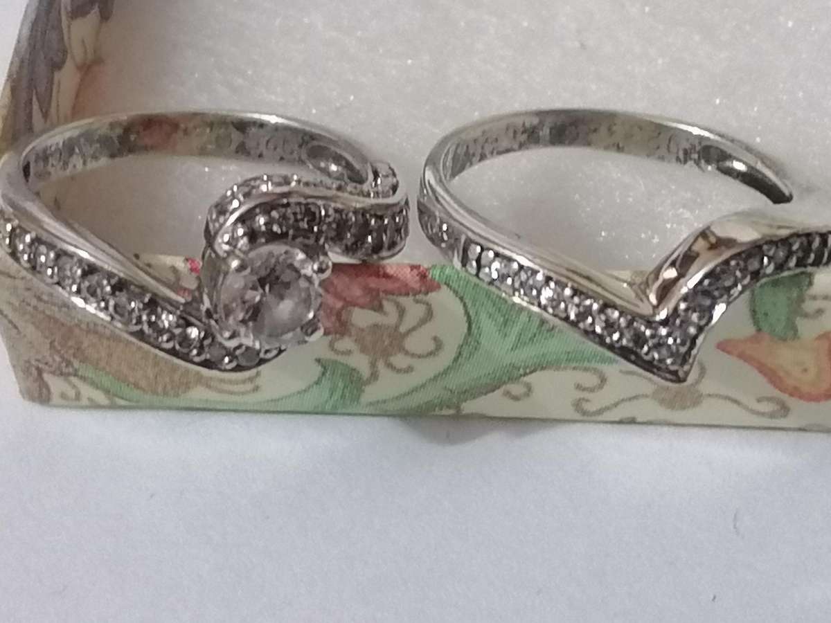 Stunning fine Sterling silver 925. ring with loose band, CZ stones - Size M.