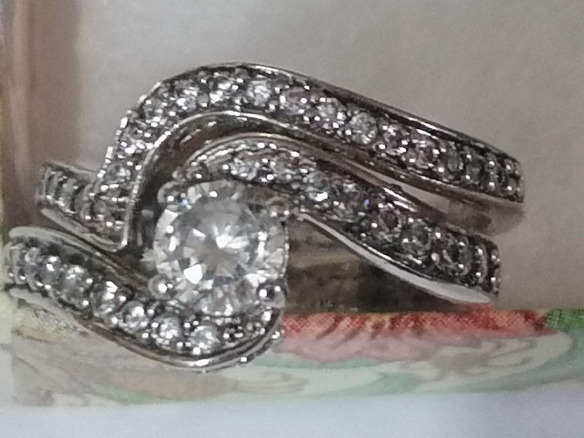 Stunning fine Sterling silver 925. ring with loose band, CZ stones - Size M.