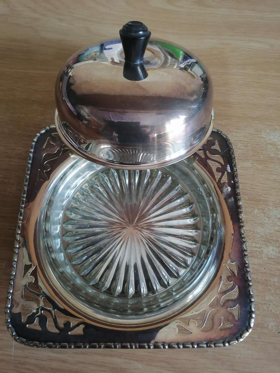 Beautiful vintage, original butter server with glass bowl, silver plated, very good condition.