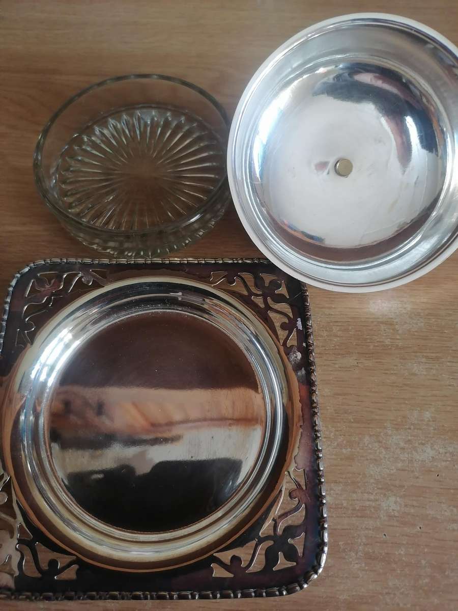 Beautiful vintage, original butter server with glass bowl, silver plated, very good condition.