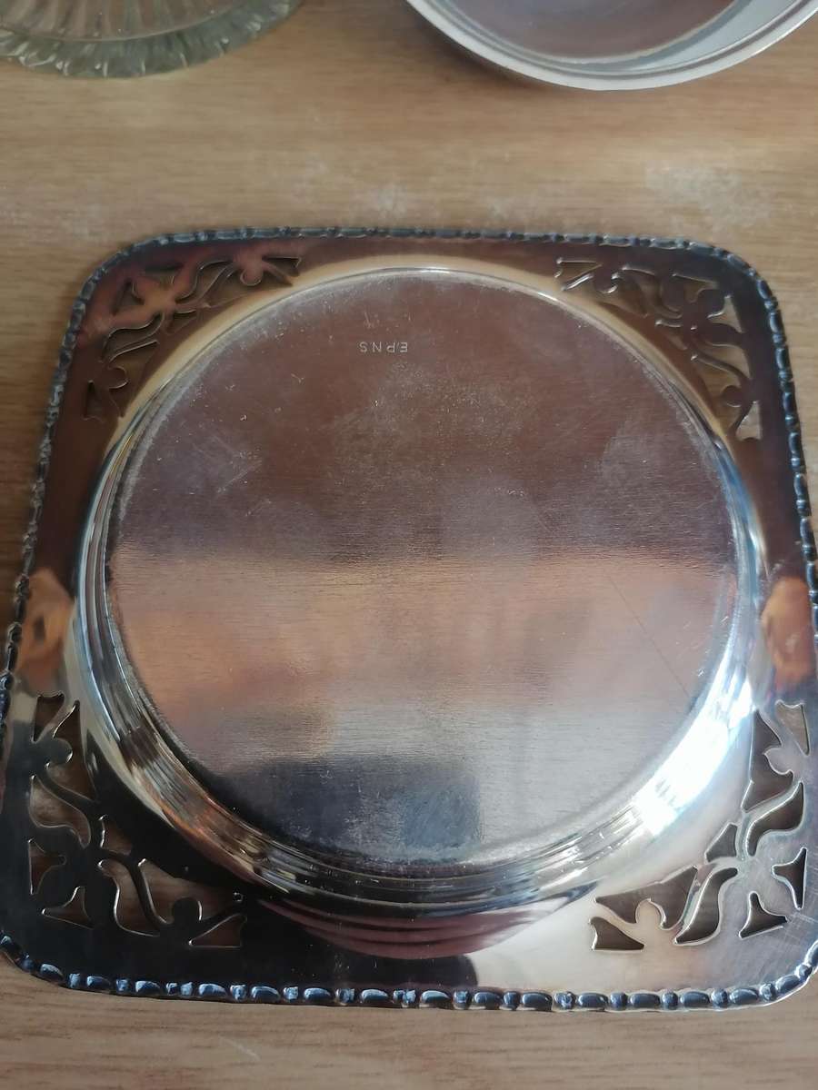Beautiful vintage, original butter server with glass bowl, silver plated, very good condition.