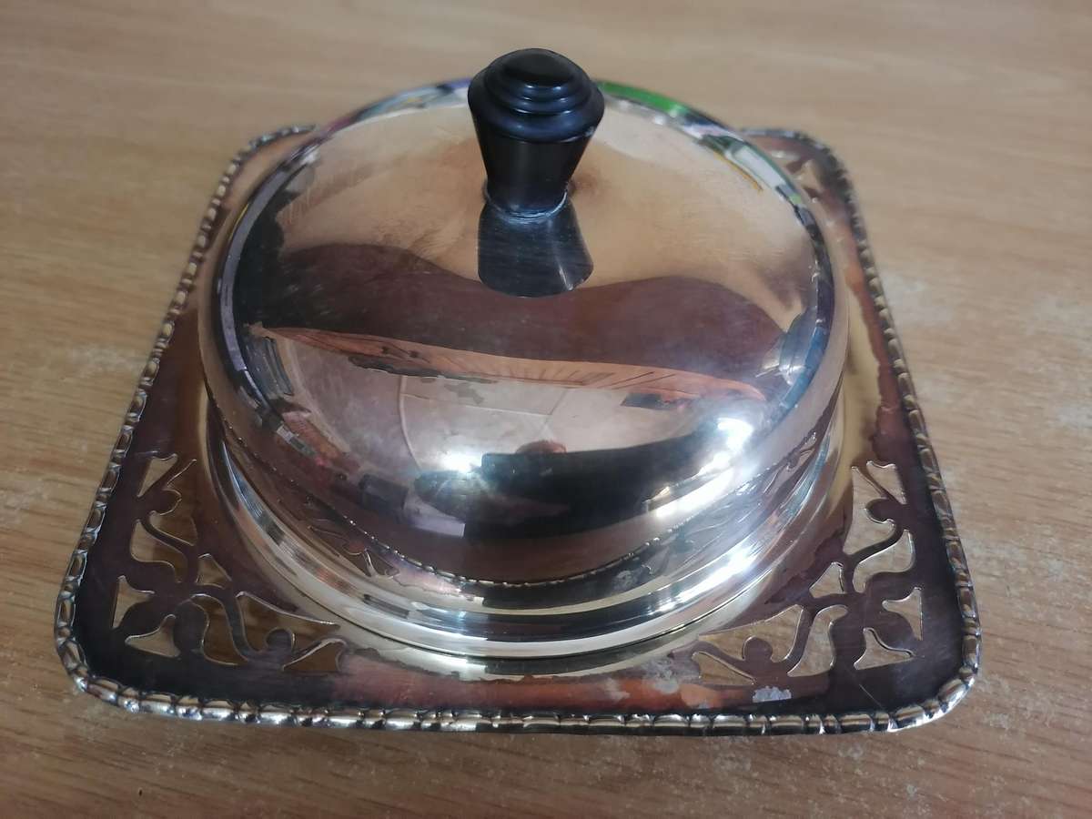 Beautiful vintage, original butter server with glass bowl, silver plated, very good condition.