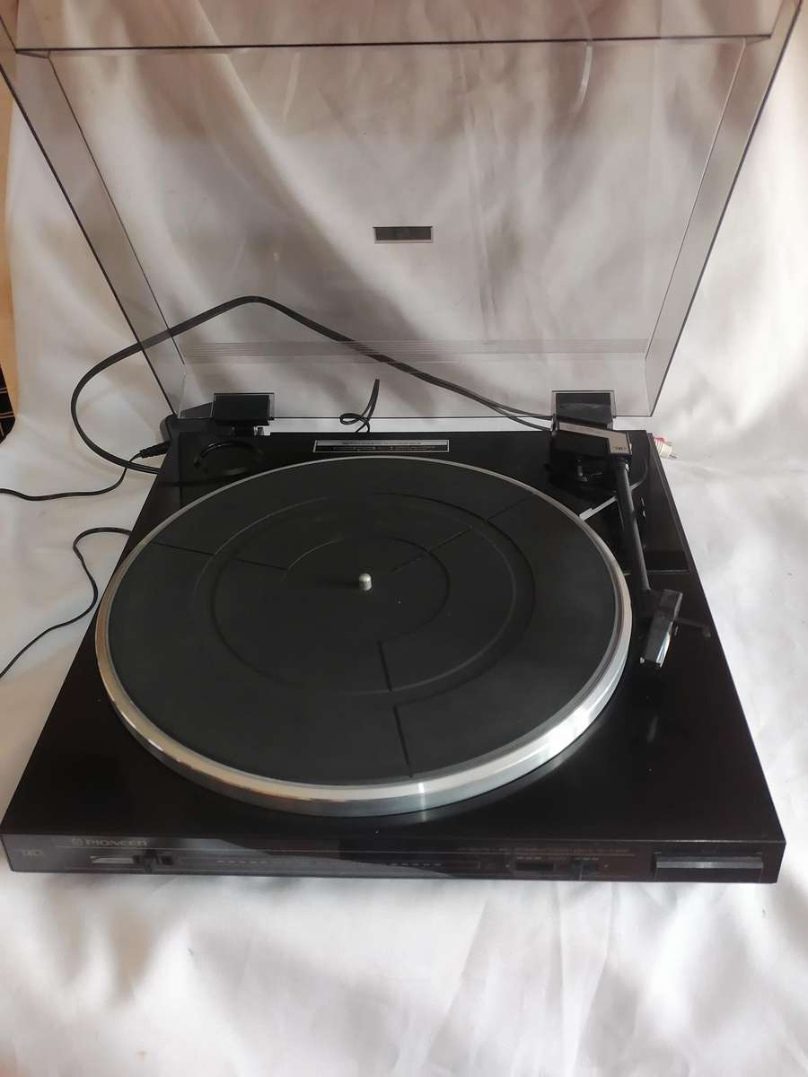 Pioneer PL-X332 Stereo Turntable in very good condition.