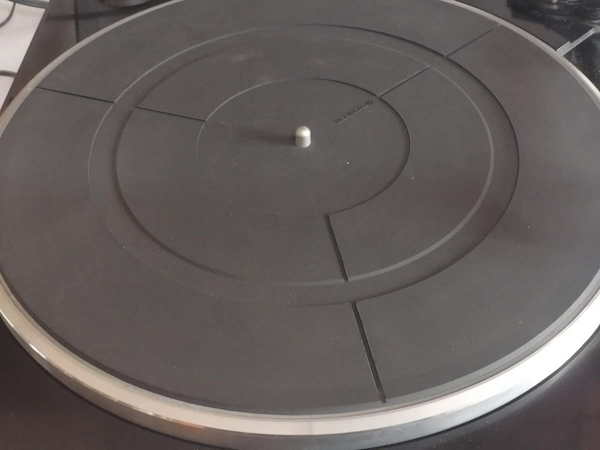 Pioneer PL-X332 Stereo Turntable in very good condition.