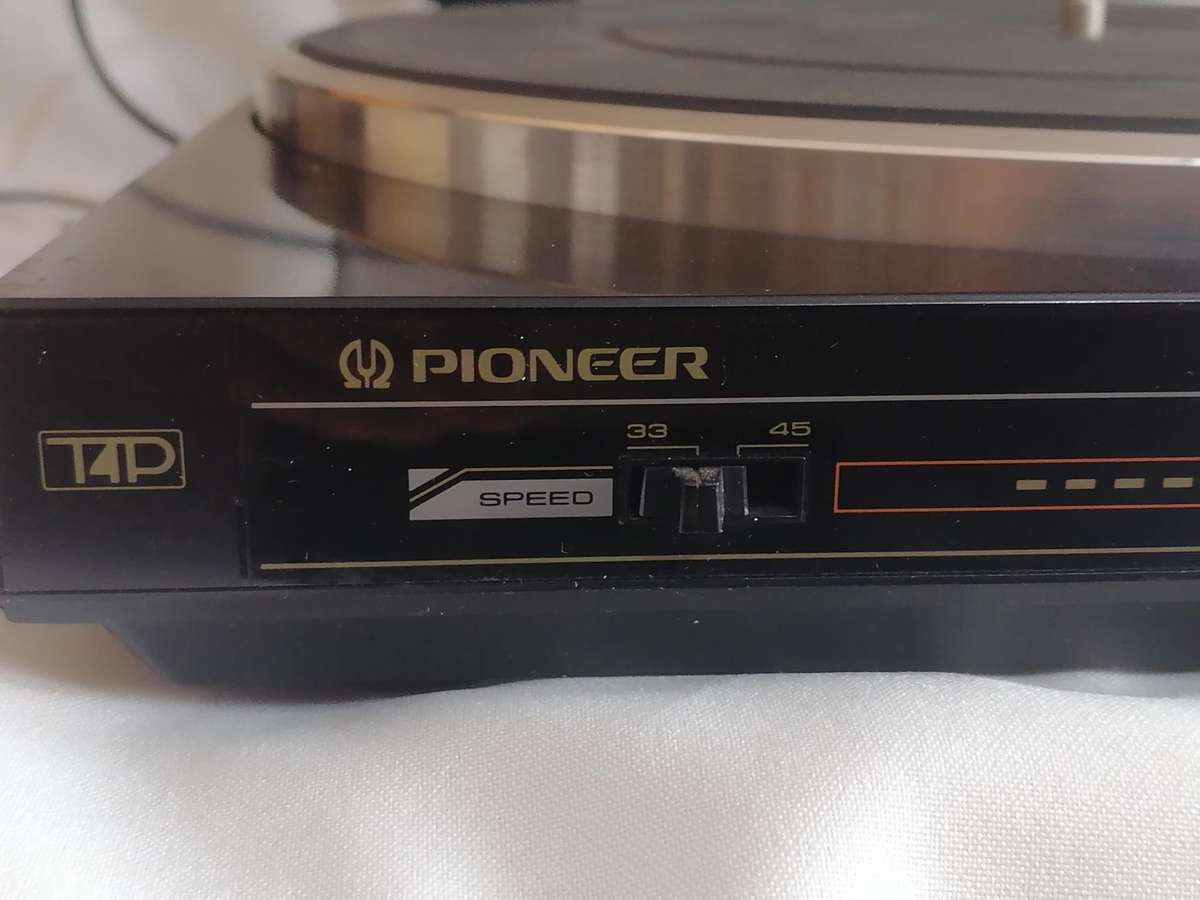 Pioneer PL-X332 Stereo Turntable in very good condition.