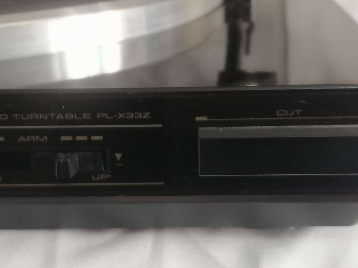 Pioneer PL-X332 Stereo Turntable in very good condition.