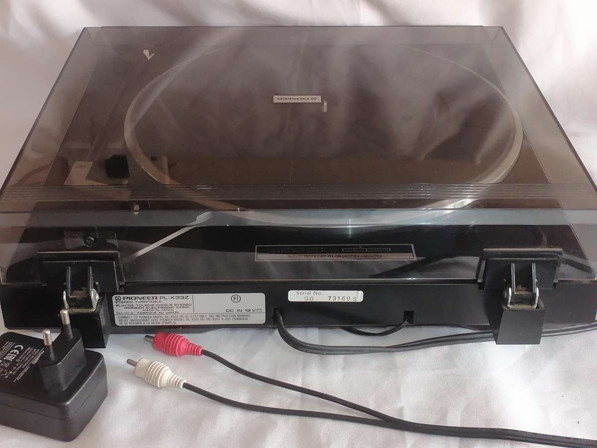 Pioneer PL-X332 Stereo Turntable in very good condition.