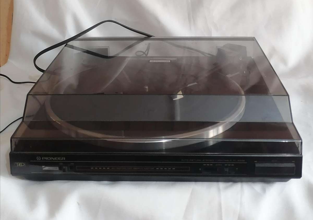 Pioneer PL-X332 Stereo Turntable in very good condition.