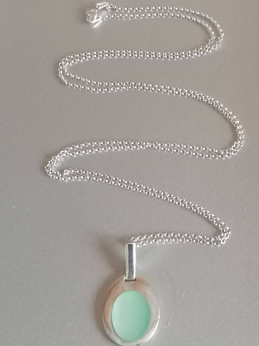Stunning 925. silver green shell pendant & fine chain 76cm long.