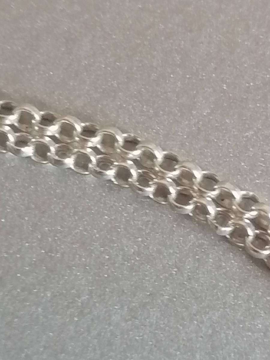 Stunning 925. silver green shell pendant & fine chain 76cm long.