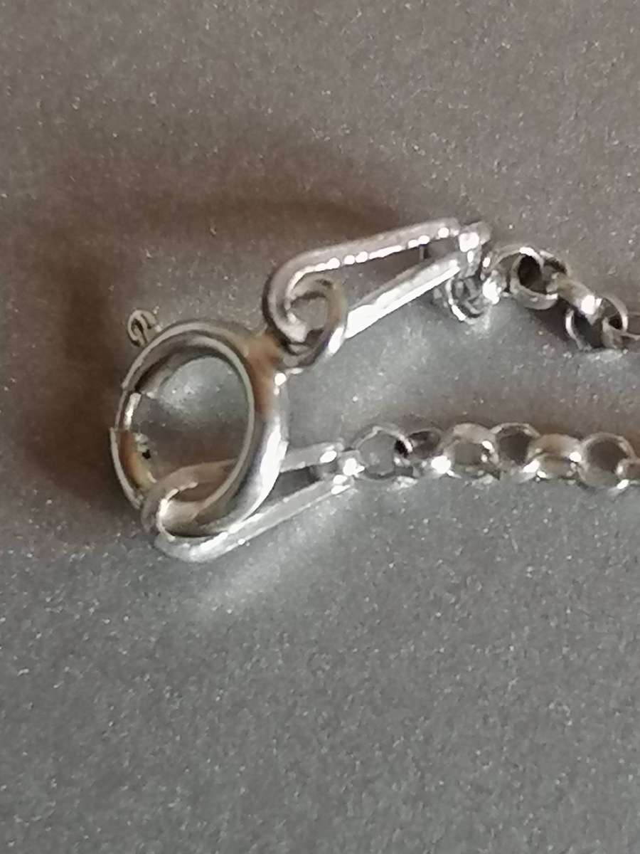 Stunning 925. silver green shell pendant & fine chain 76cm long.