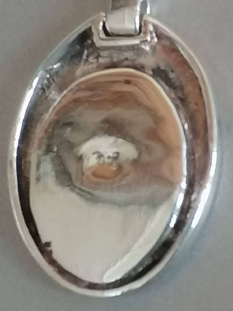 Stunning 925. silver green shell pendant & fine chain 76cm long.