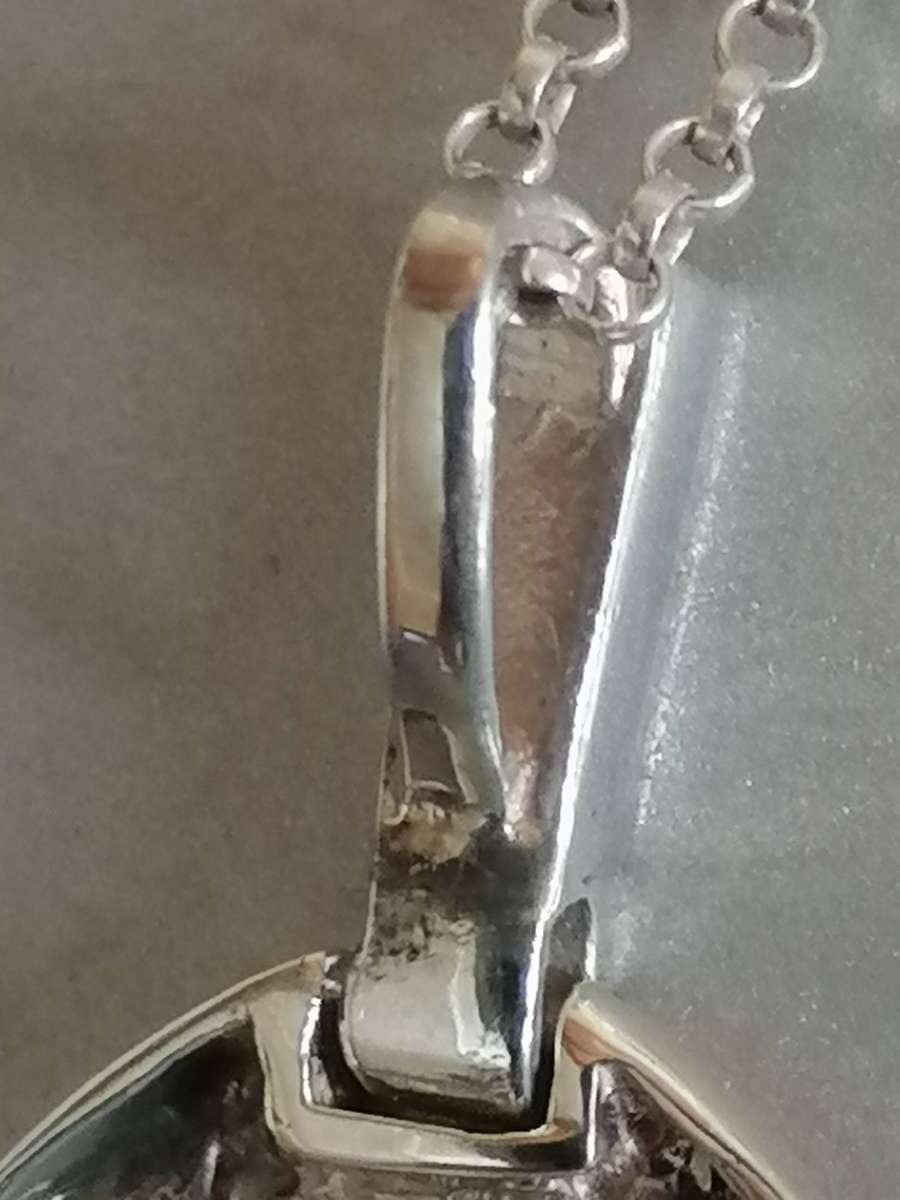 Stunning 925. silver green shell pendant & fine chain 76cm long.