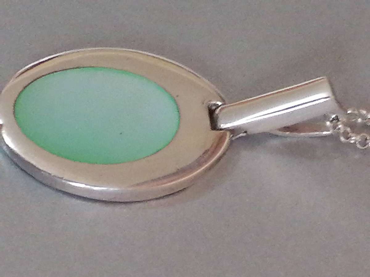 Stunning 925. silver green shell pendant & fine chain 76cm long.