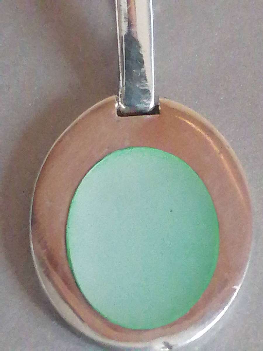 Stunning 925. silver green shell pendant & fine chain 76cm long.