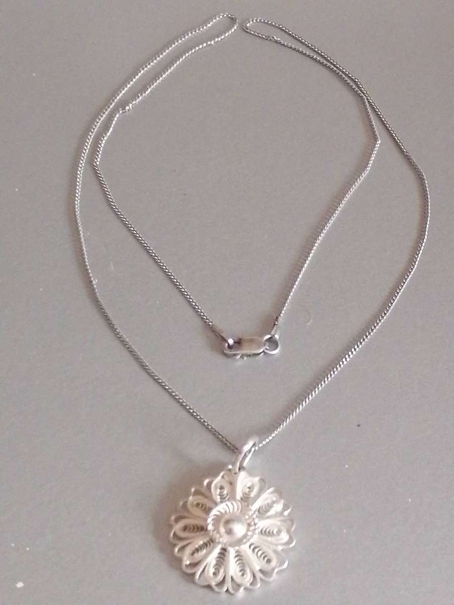 Quality 925. silver pendant & fine chain 45cm long.
