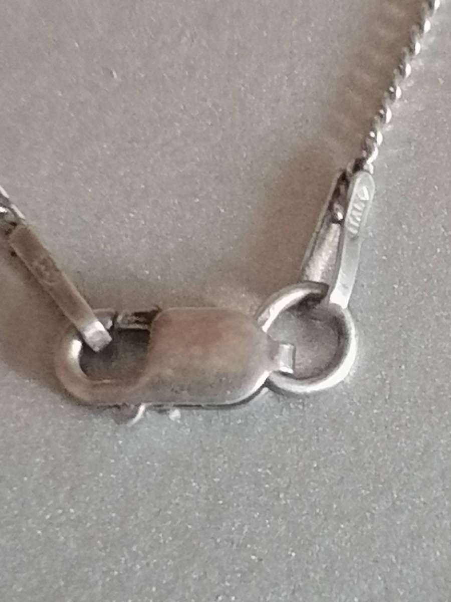 Quality 925. silver pendant & fine chain 45cm long.