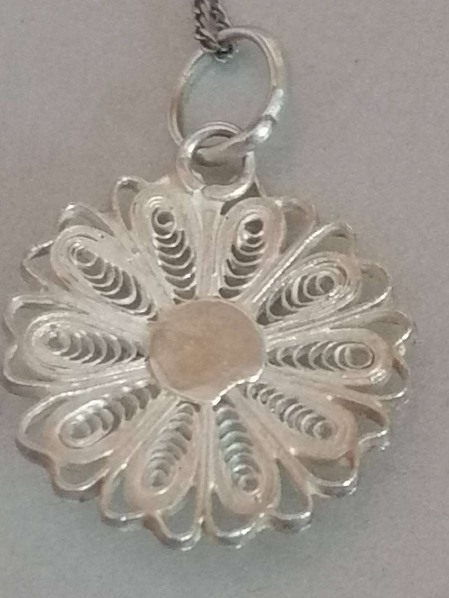 Quality 925. silver pendant & fine chain 45cm long.