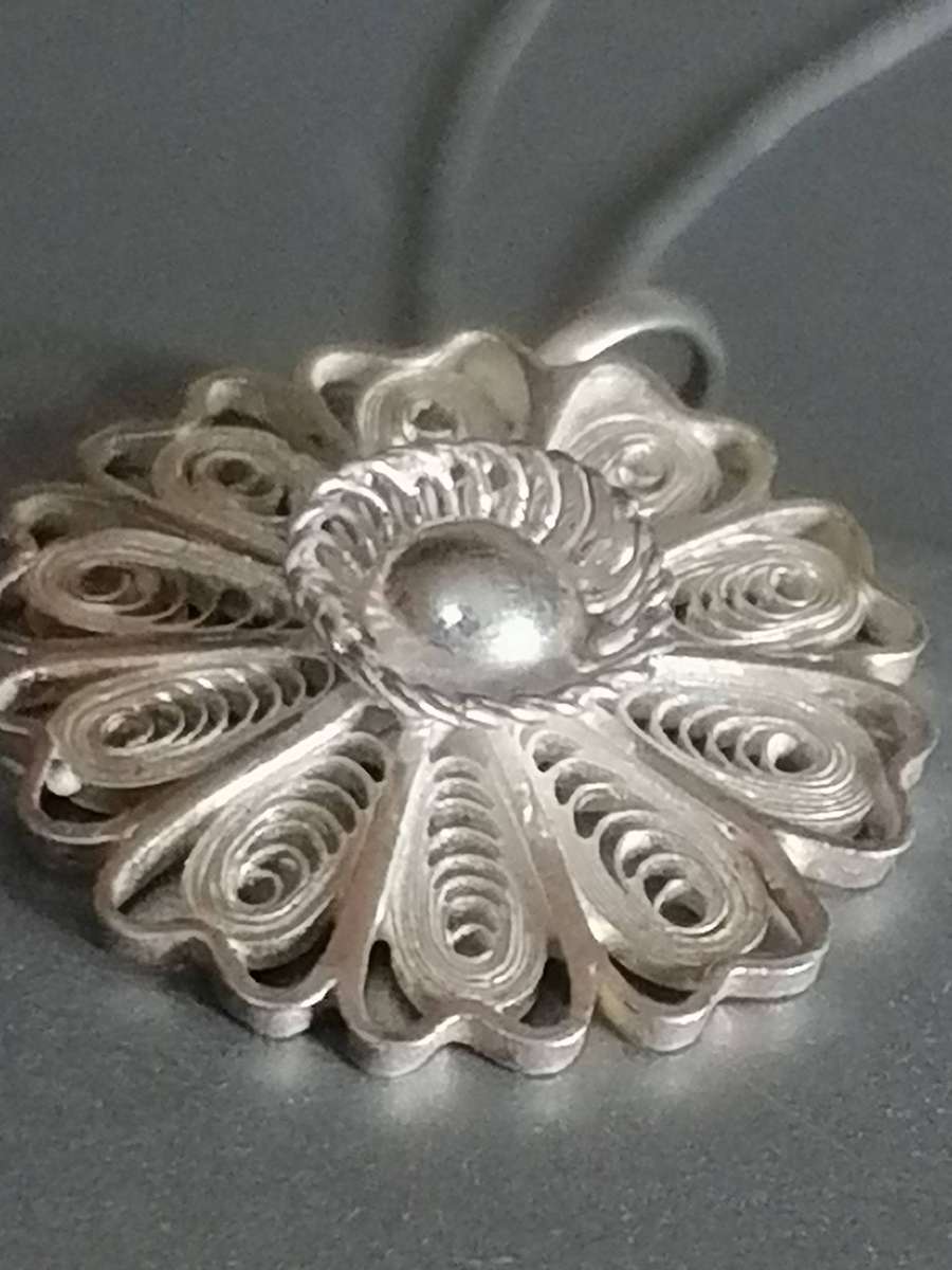 Quality 925. silver pendant & fine chain 45cm long.