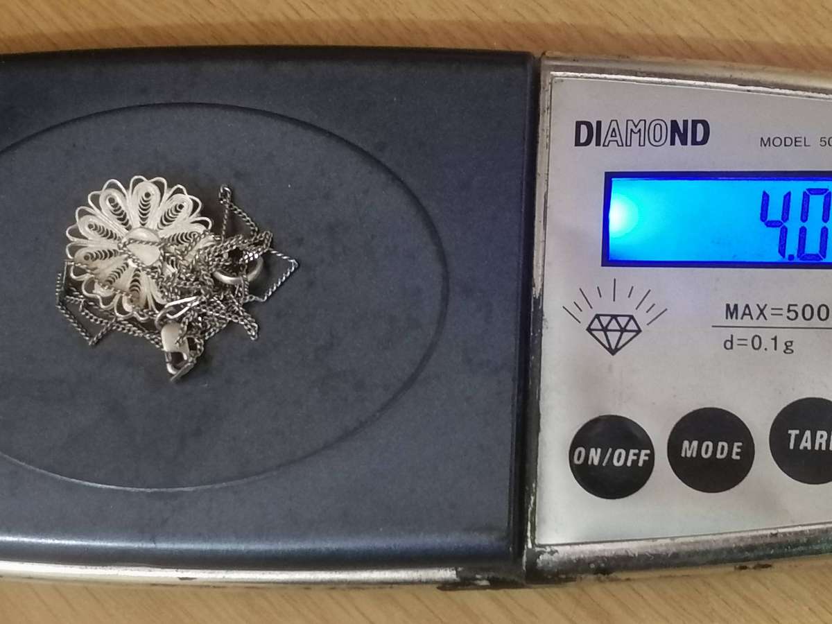 Quality 925. silver pendant & fine chain 45cm long.