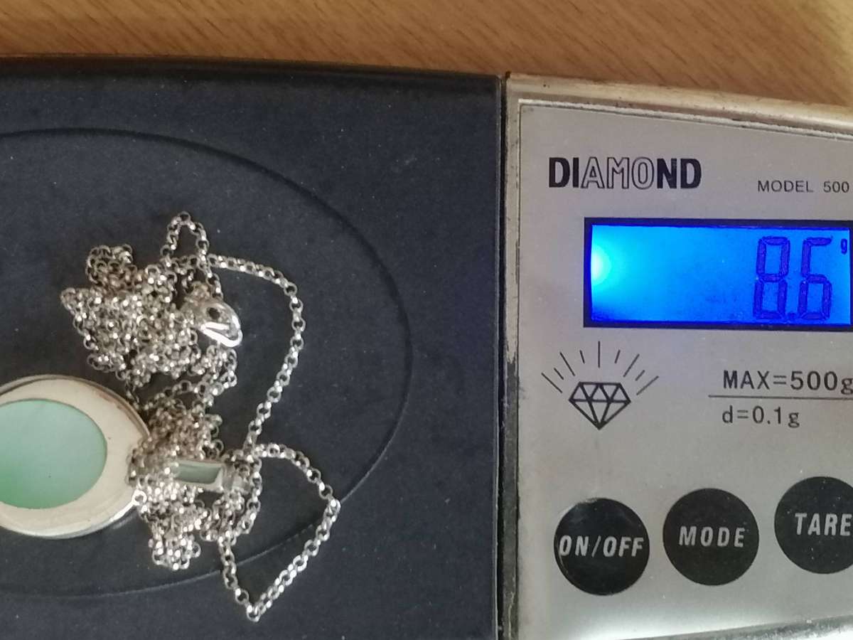 Stunning 925. silver green shell pendant & fine chain 76cm long.