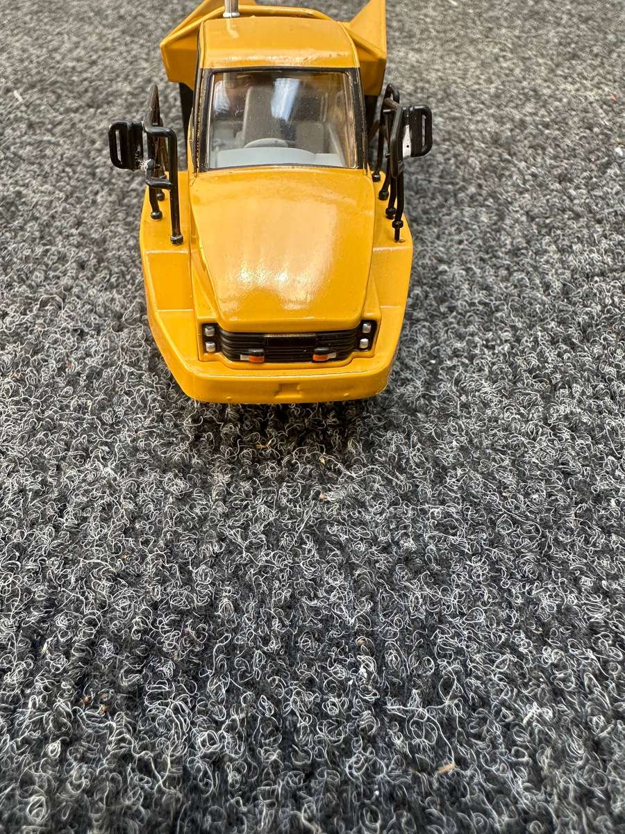 CATERPILLAR ARTICULATED TRUCK