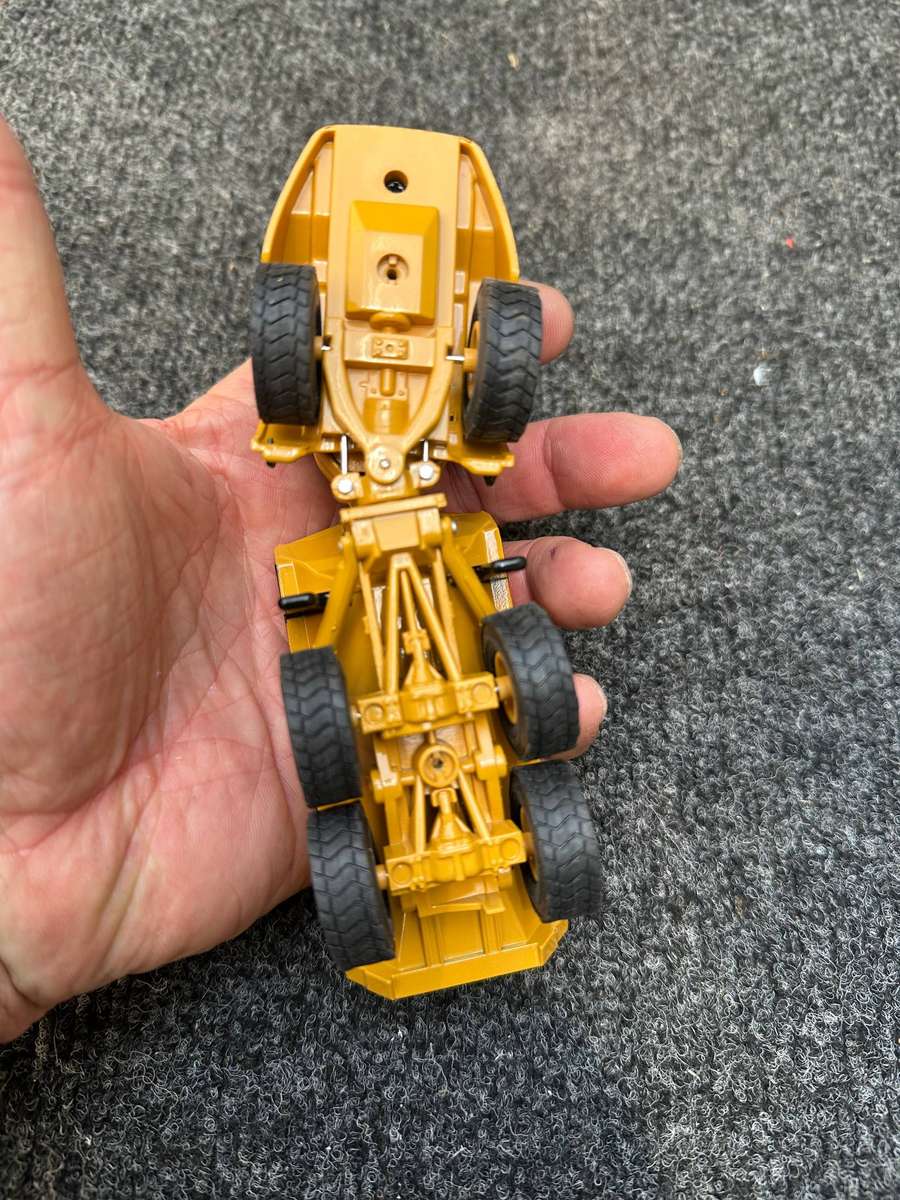 CATERPILLAR ARTICULATED TRUCK
