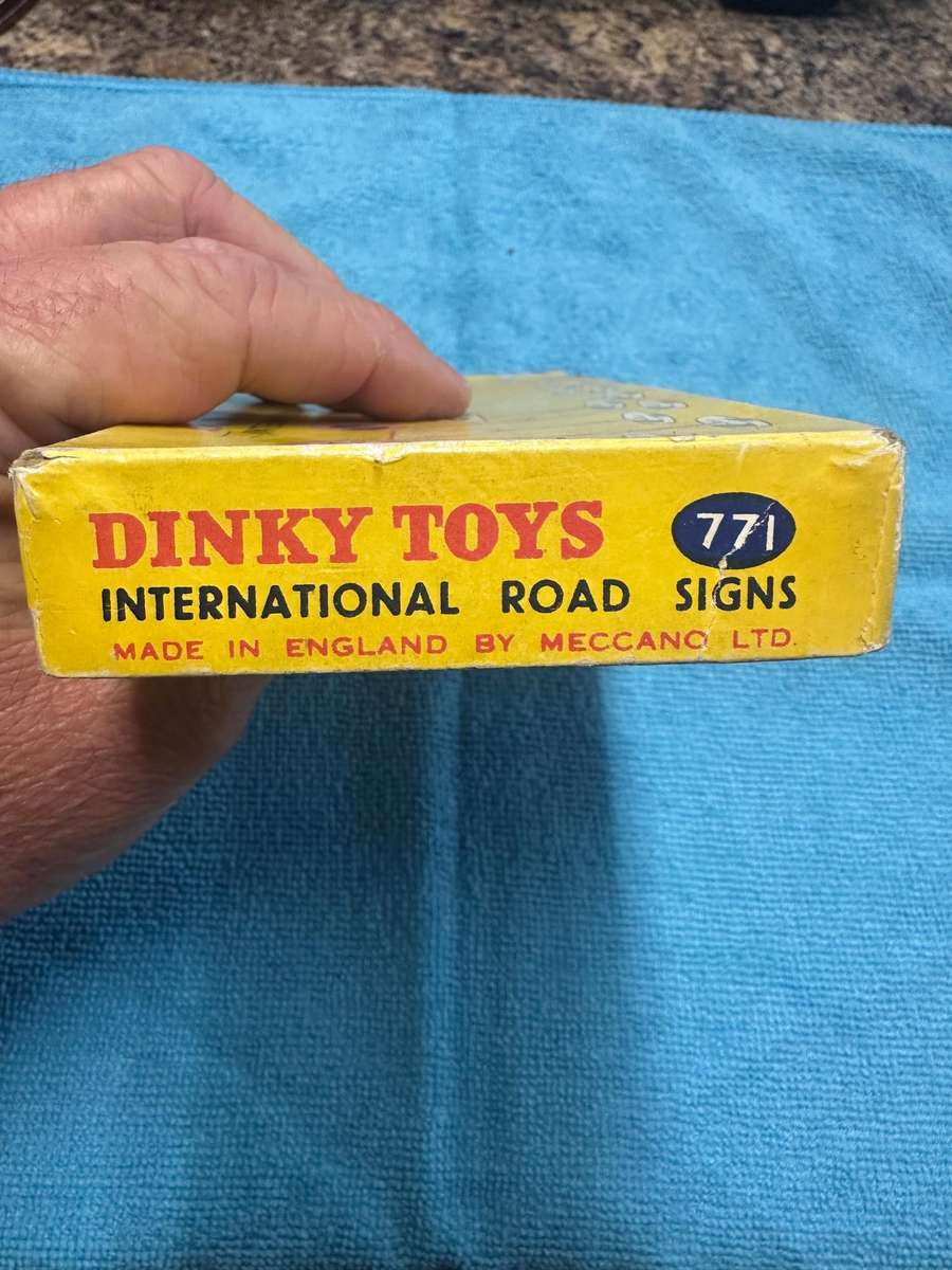 DINKY TOYS